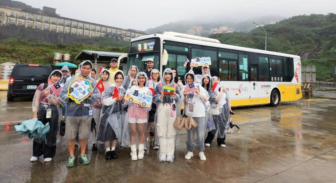 串聯山海美景　國際學生搭乘台灣好行領略東北角多樣魅力