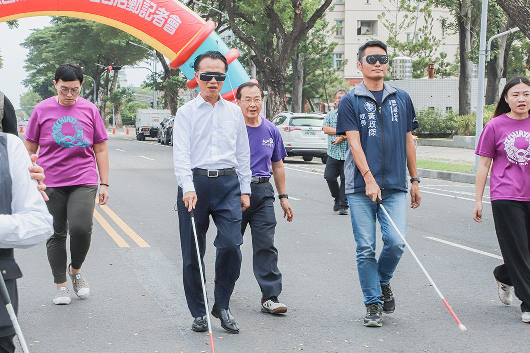 宣傳國際身障者日踩街活動　翁章梁體驗視障世界