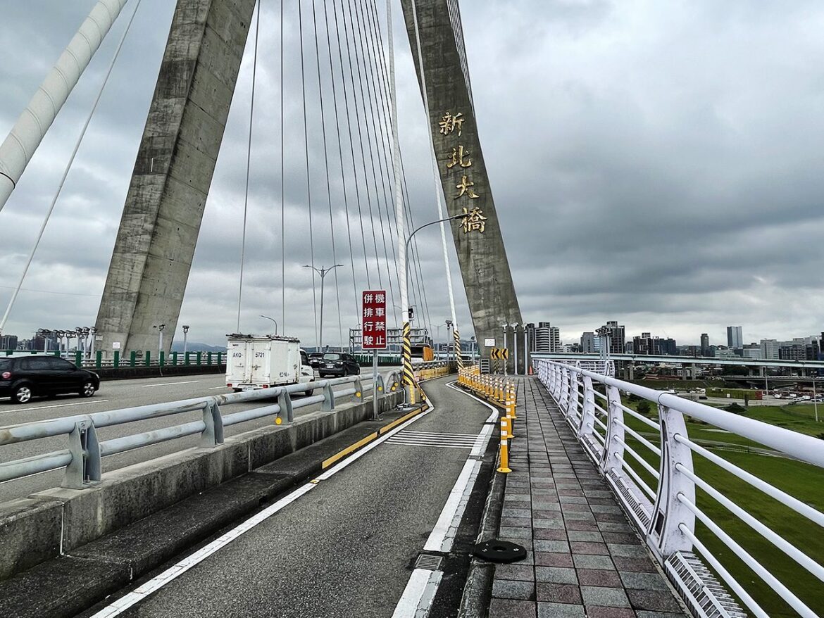 改善新北大橋橋塔旁S型機車彎道　10月28日起力拼1年內完工