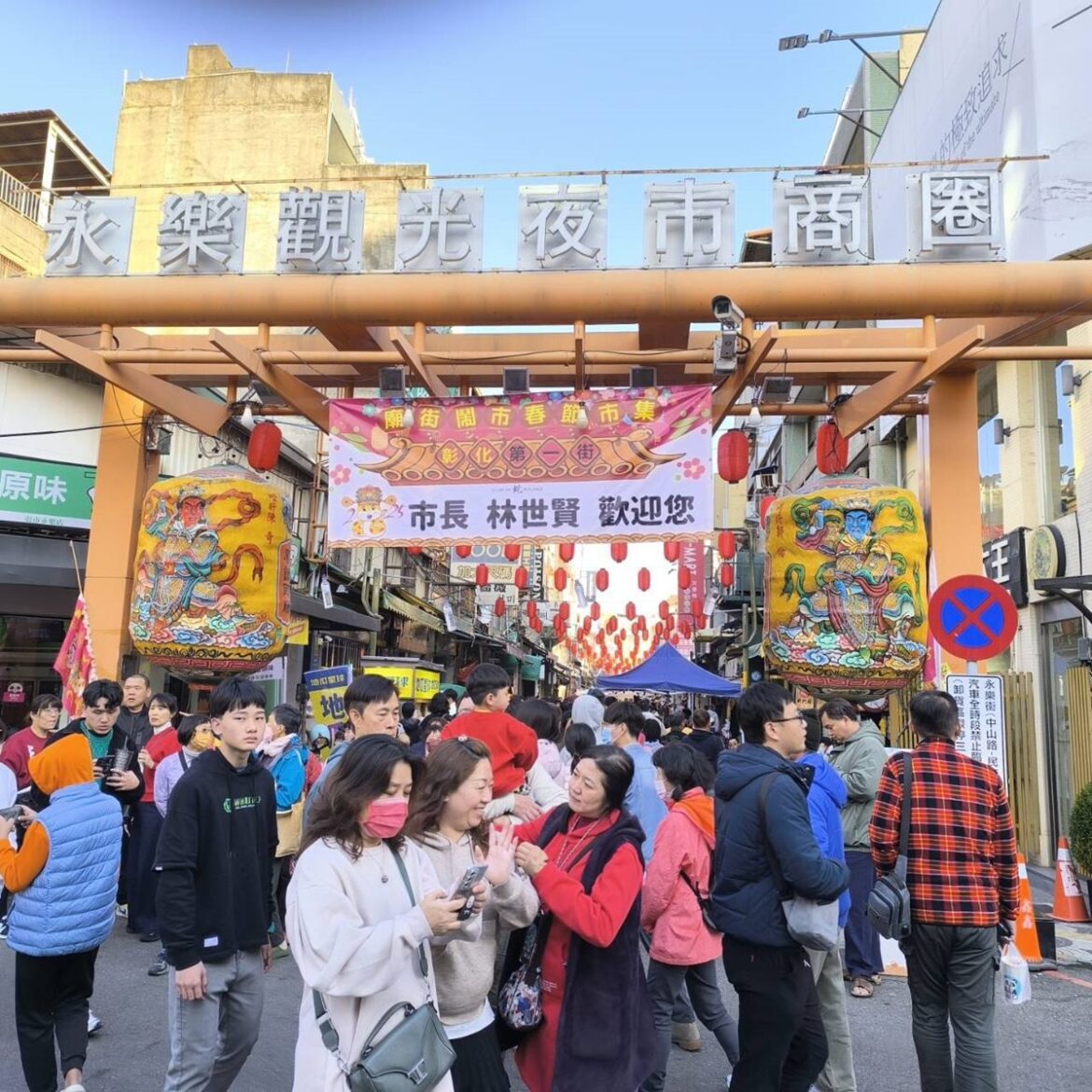 彰化市廟街市集人潮大爆滿!市長蔥油餅開張  邀民眾一起為公益盡一份心力