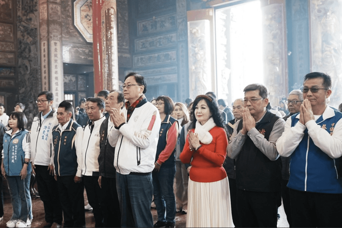 新春祈福行程滿檔     張善政初三參香      發送限量金元寶福袋