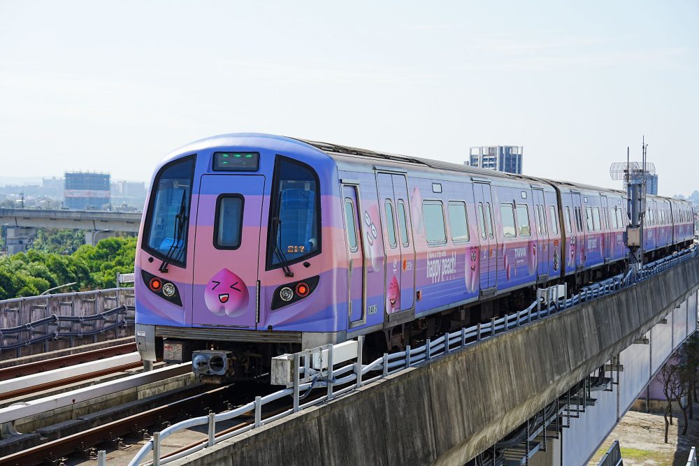 桃捷彩繪「快樂桃子號」列車啟動   民眾乘桃捷可玩AI生成遊戲抽好禮