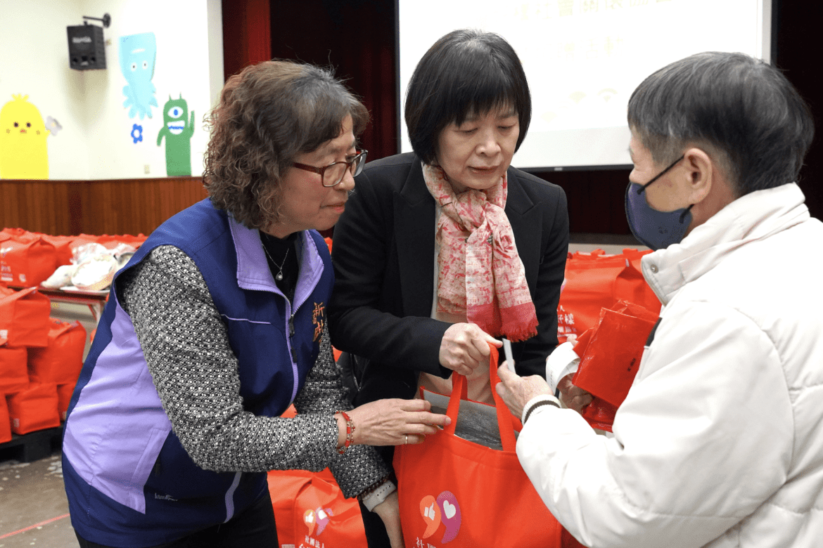 連續3年送愛心     台灣好樣協會捐500組年菜給新北弱勢