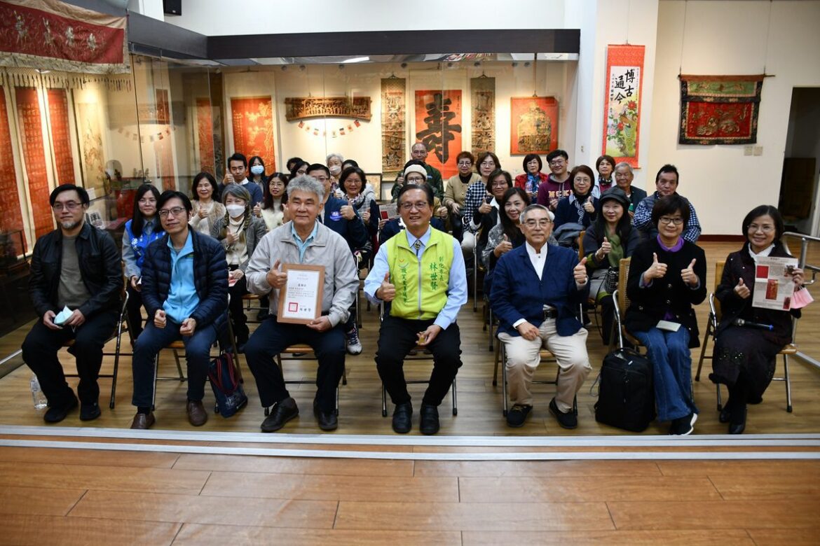 市立圖書館雙喜臨門~臺灣喜壽古文物展開幕  欣賞過去婚嫁及祝壽各式文物