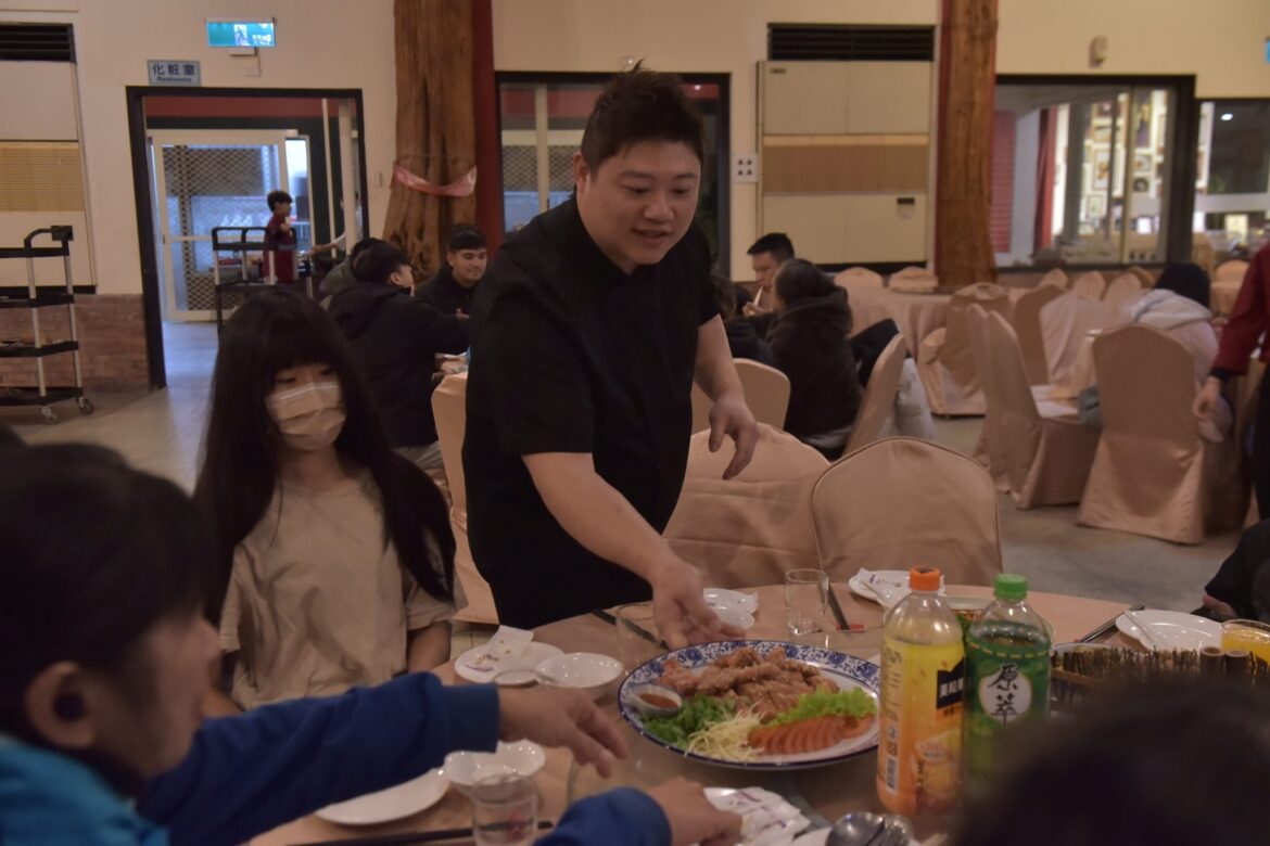 銘師父餐廳愛心滿桌  10年佳餚宴請弱勢