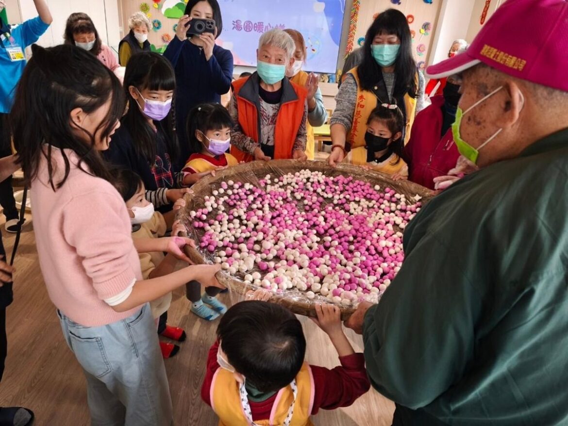 影音/田中日照中心舉辦老幼共學　祖孫一同搓湯圓同樂慶元宵