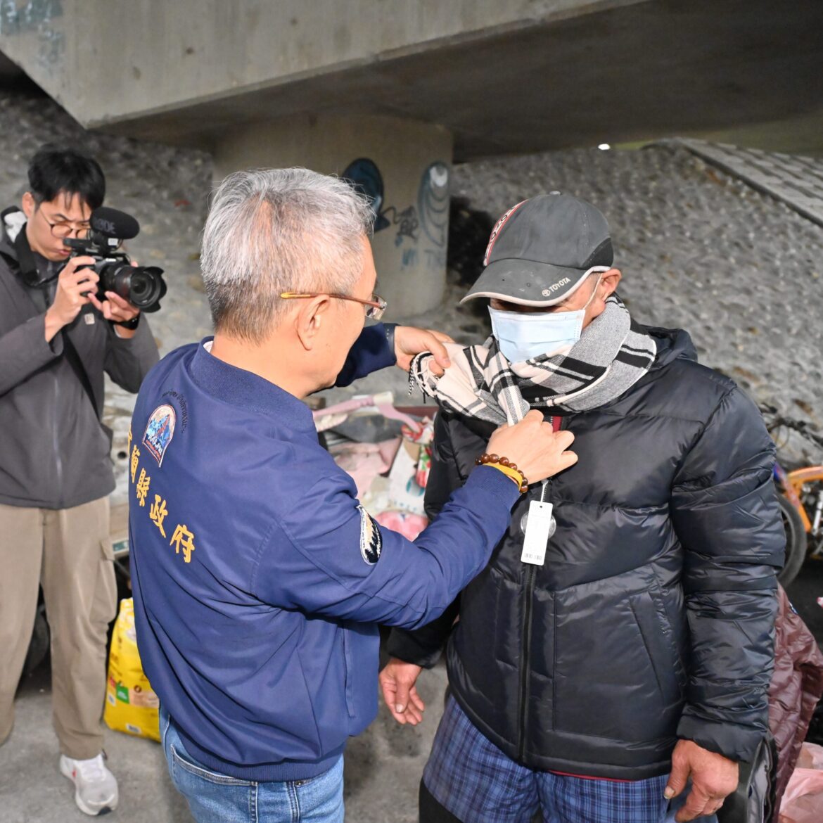 冷氣團來襲低溫下探  縣府關懷街友致贈避寒物資