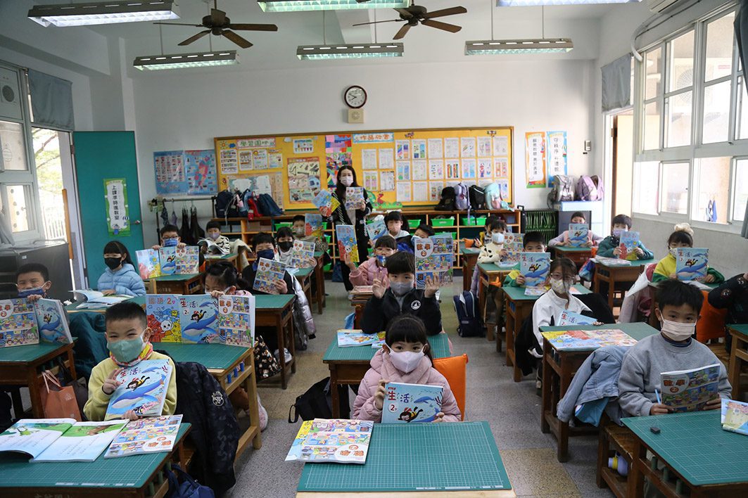嘉市國中小學免費教科書、班班有鮮奶　學童喜迎暖心開學禮