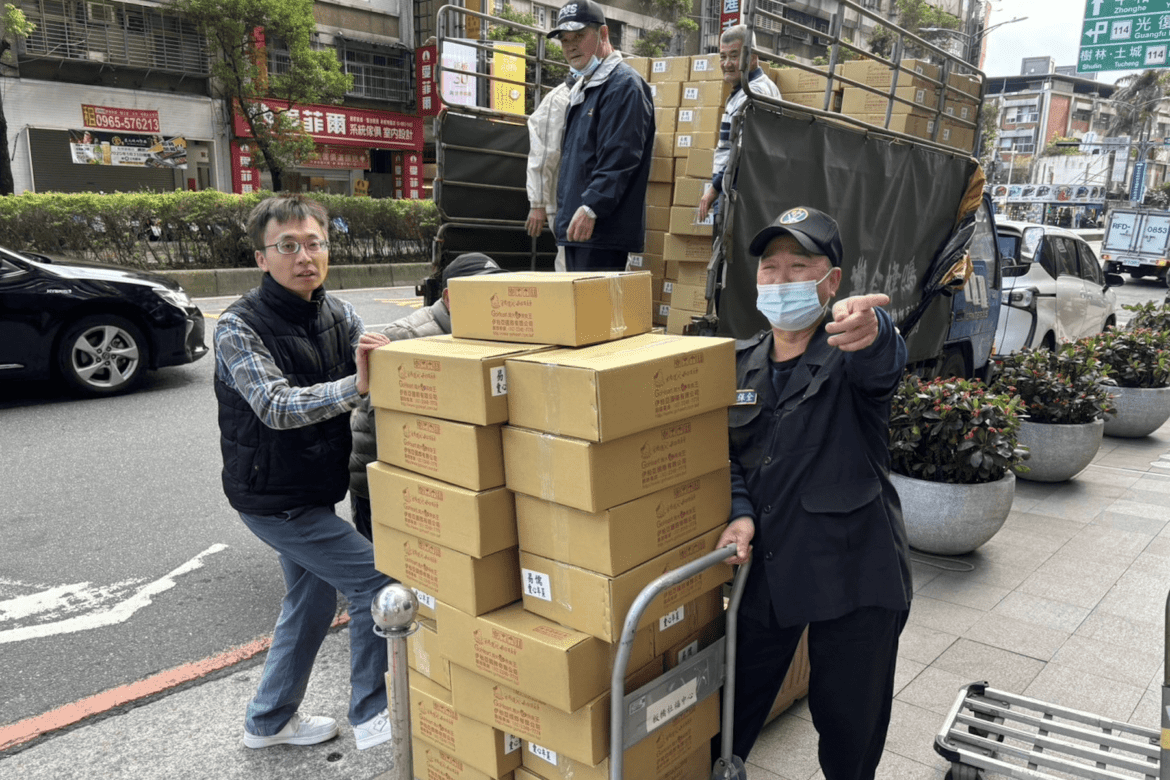 暖心送愛     板橋社福中心年前連結易儒送年菜     脆弱家庭年後捎來「乖乖」致謝