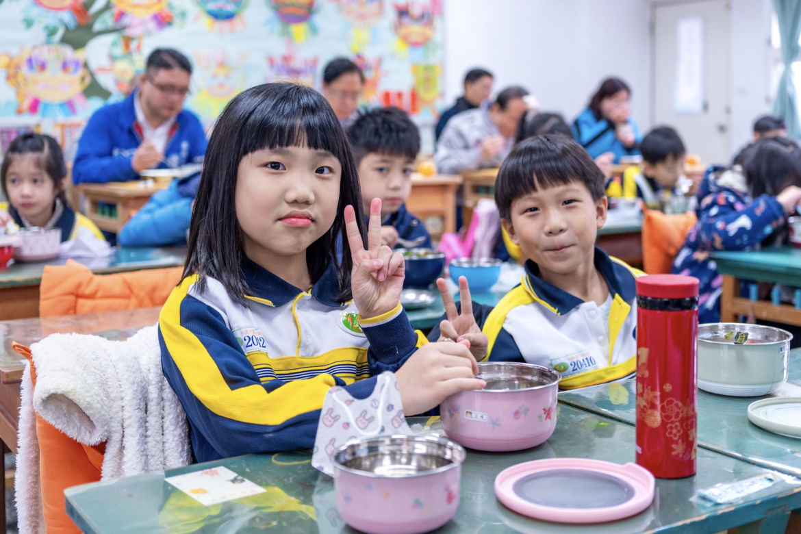 免費營養午餐更美味     張善政與學童共餐     推廣健康飲食