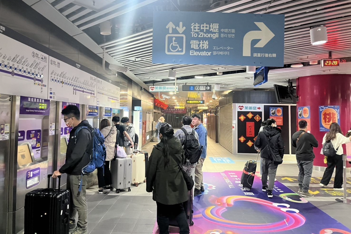 台灣燈會人潮再創新高     220萬人擠爆燈區     機場捷運1小時完成散場疏運