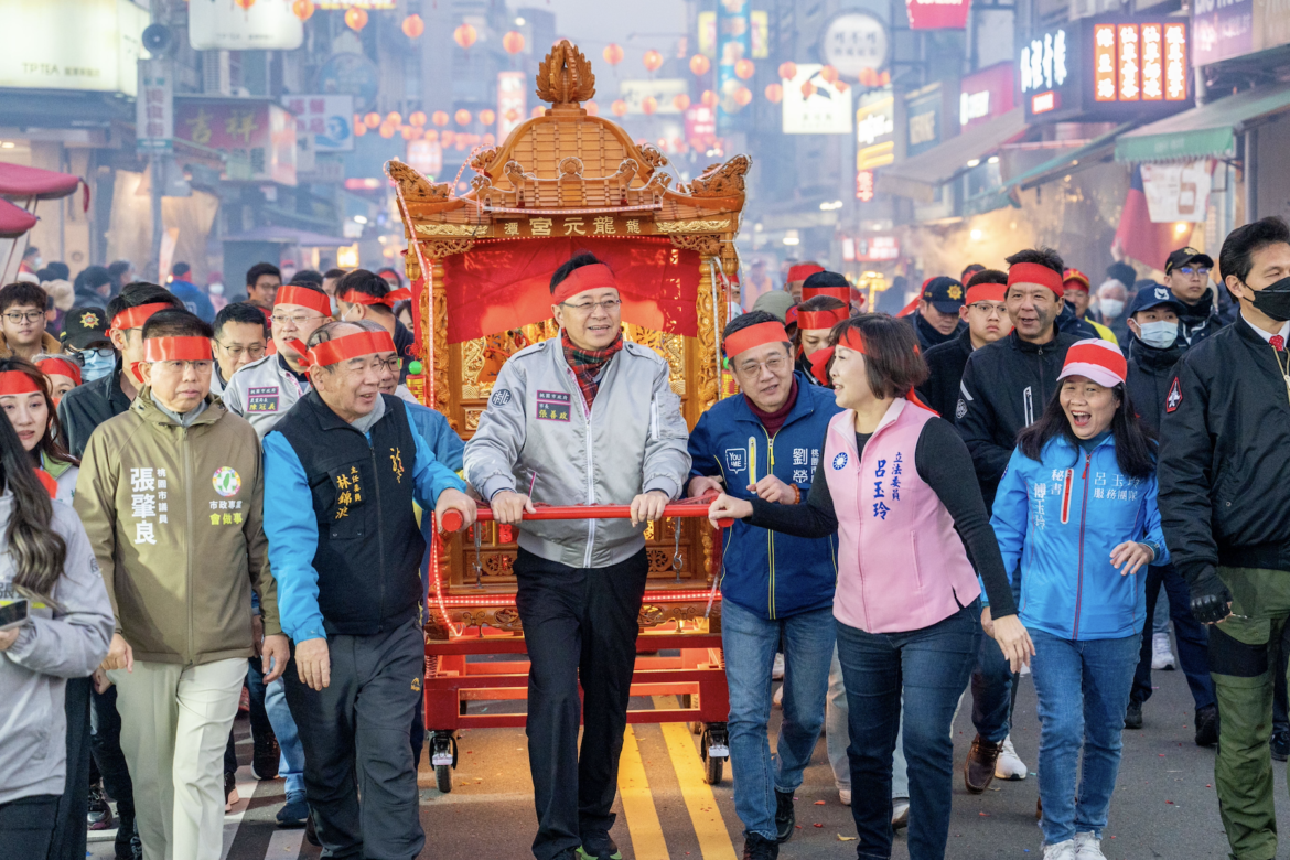 桃園最狂迎財神!張善政參與龍潭遶境     祈願市民財運旺旺來