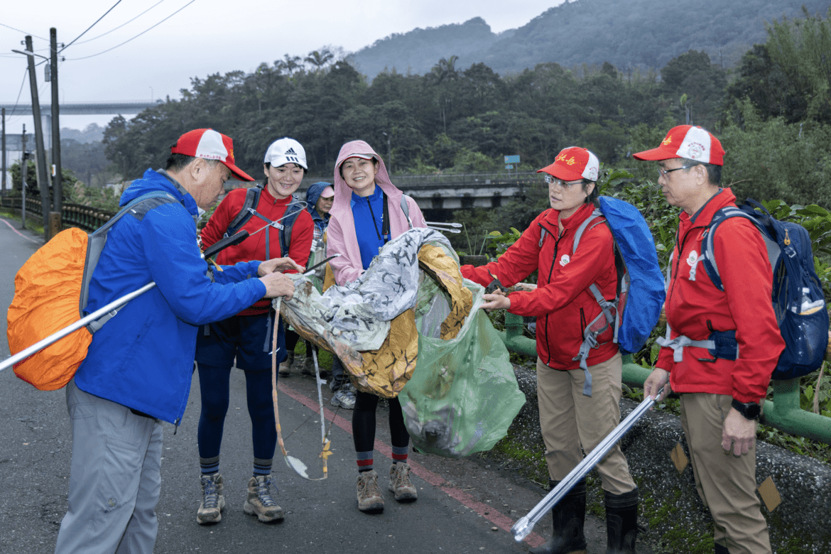 還大自然一片純淨     新北攜手志工淨山     天燈文化與環境共存