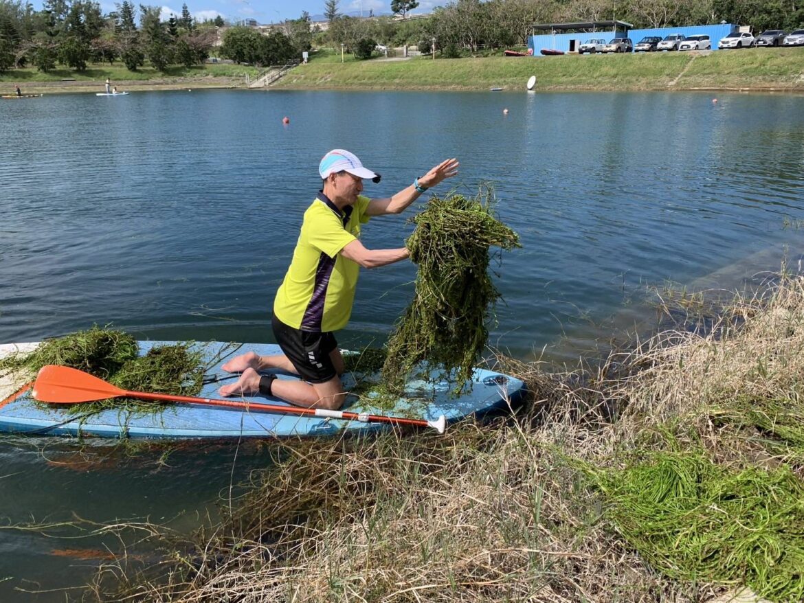 提升水域活動安全   臺東水協動員協助清除活水湖水草