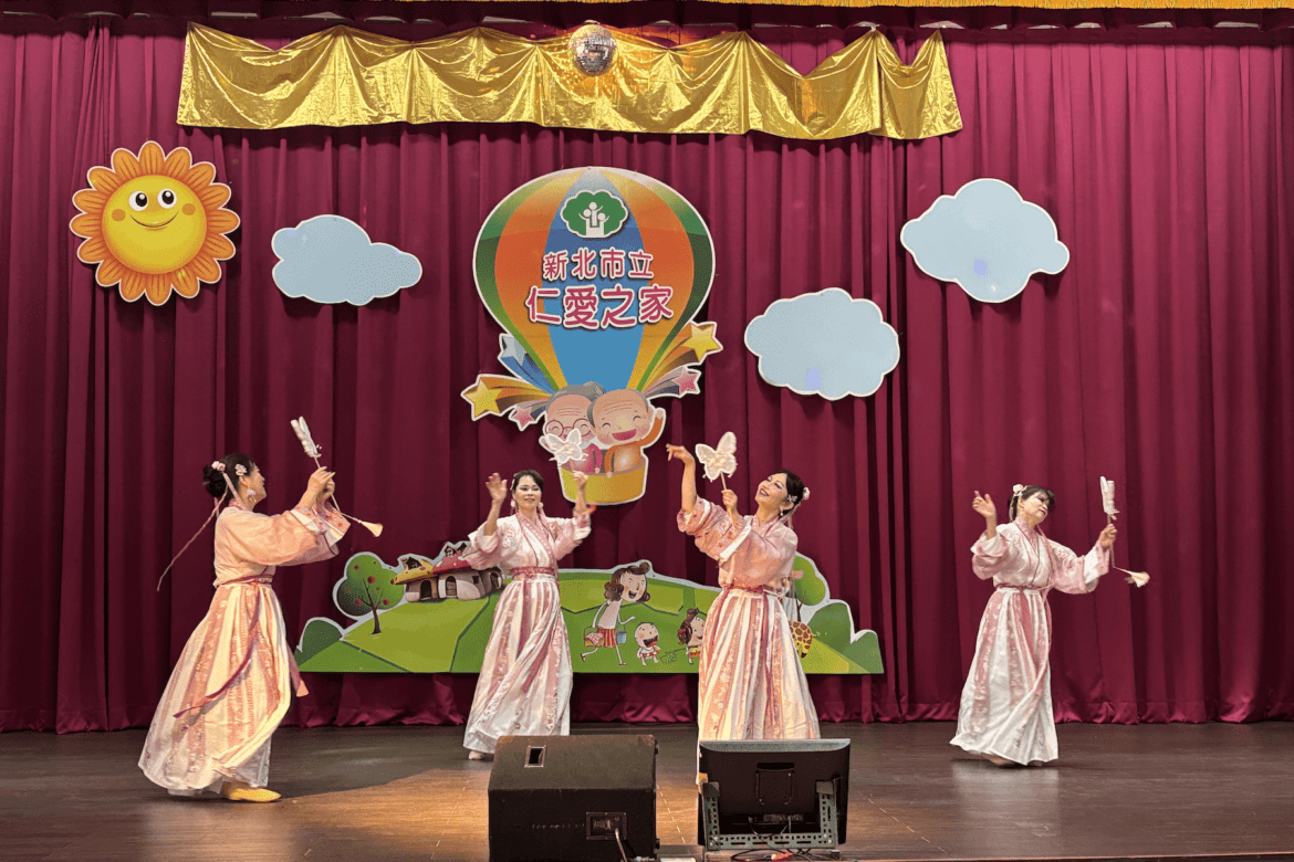 長輩樂開懷!花花愛心公益團隊溫情獻演     仁愛之家充滿歡笑與活力
