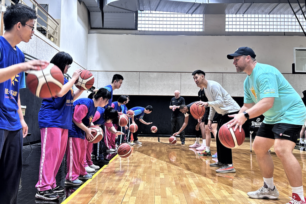 投出自信三分球     新北國王隊指導特教生     實踐運動平權閃耀光芒