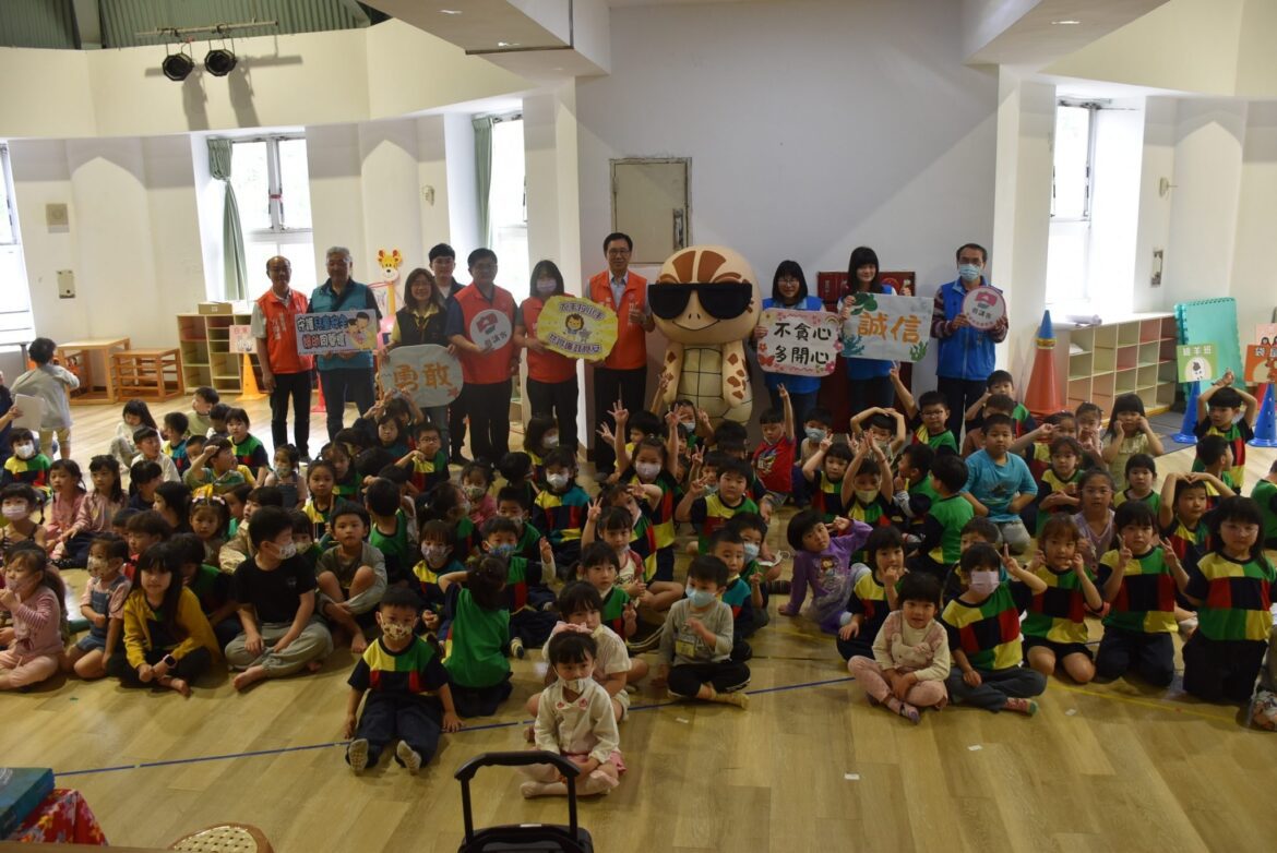 「崇廉尚潔-向上躍升校園宣講列車」開抵竹東鎮立幼兒園  竹縣府廉政團隊及竹東鎮郭遠彰與學生同樂