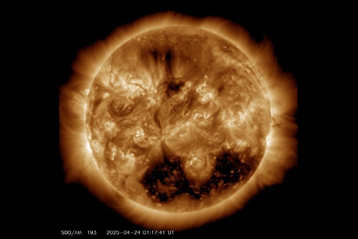 太陽破大洞  磁暴、夢幻極光跟著來