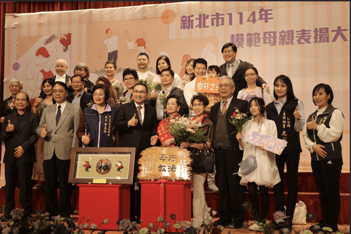 光影交織的母愛     新北表揚57位模範母親     侯友宜：媽媽永遠用同理心陪伴我們