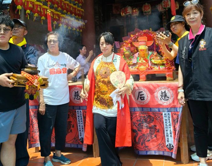 神聖與人氣並行！銀同媽祖高雄遶境  巷仔媽乩身李佩蓉成鏡頭寵兒