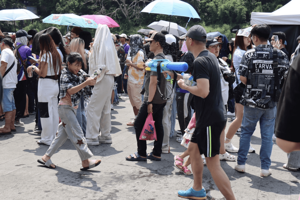濕身狂歡新北碧潭潑水節嗨爆     泰星Kaimook、Bam Phailin魅力四射     萬人水戰消暑