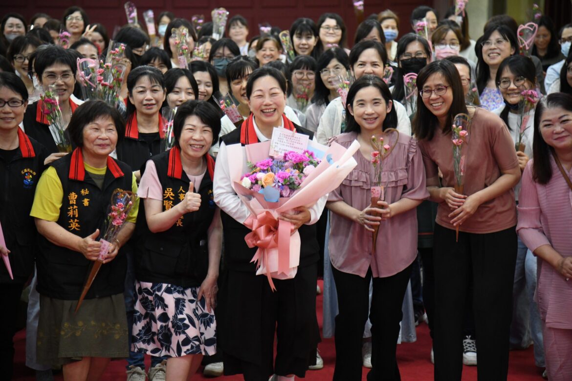母親節前夕的祝福  徐榛蔚感恩致贈縣府女性同仁康乃馨