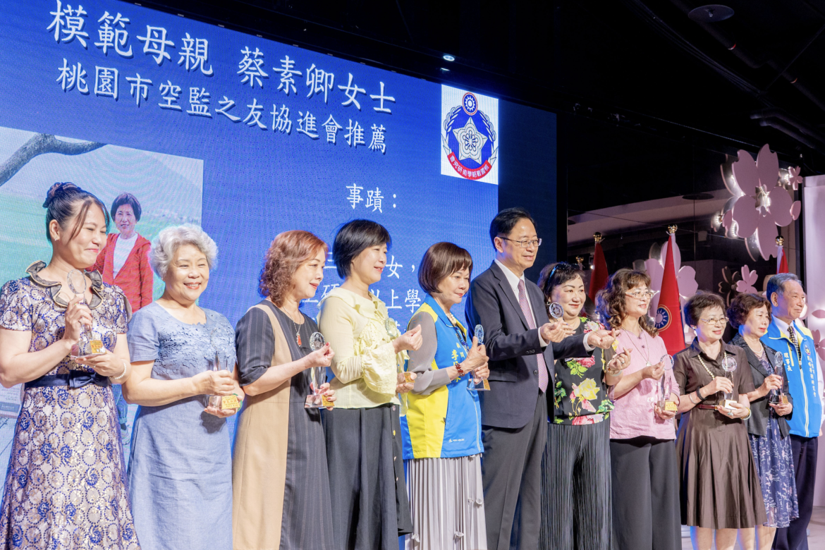 軍眷母親真偉大     桃園表揚模範母親     張善政致敬無私奉獻