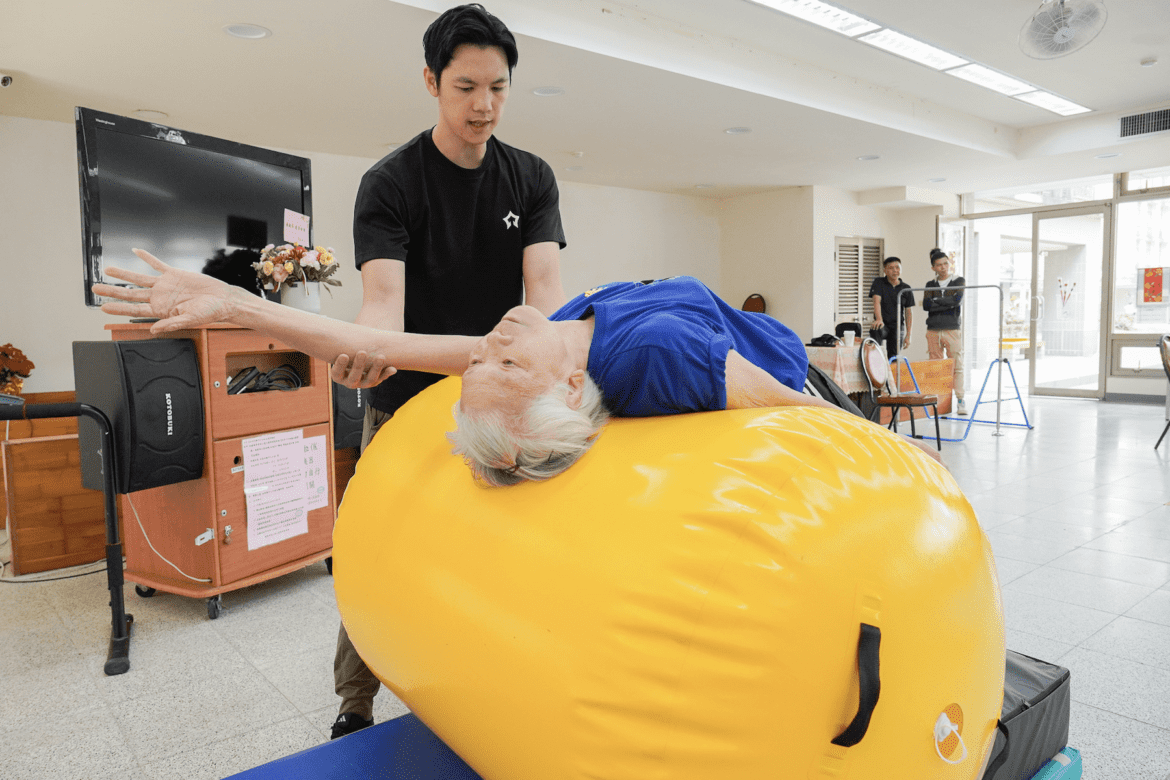 健康、才藝、共餐     板橋健華新城關懷據點     動靜態課程豐富長輩生活