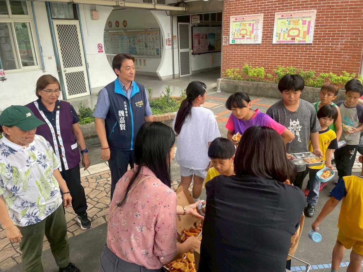 景美國小佳績頻傳 縣議員魏嘉賢與程美蓮攜手鼓勵