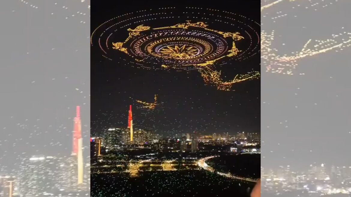影音/慶祝越南南方解放50周年 大漠大無人機集群刷新世界紀錄