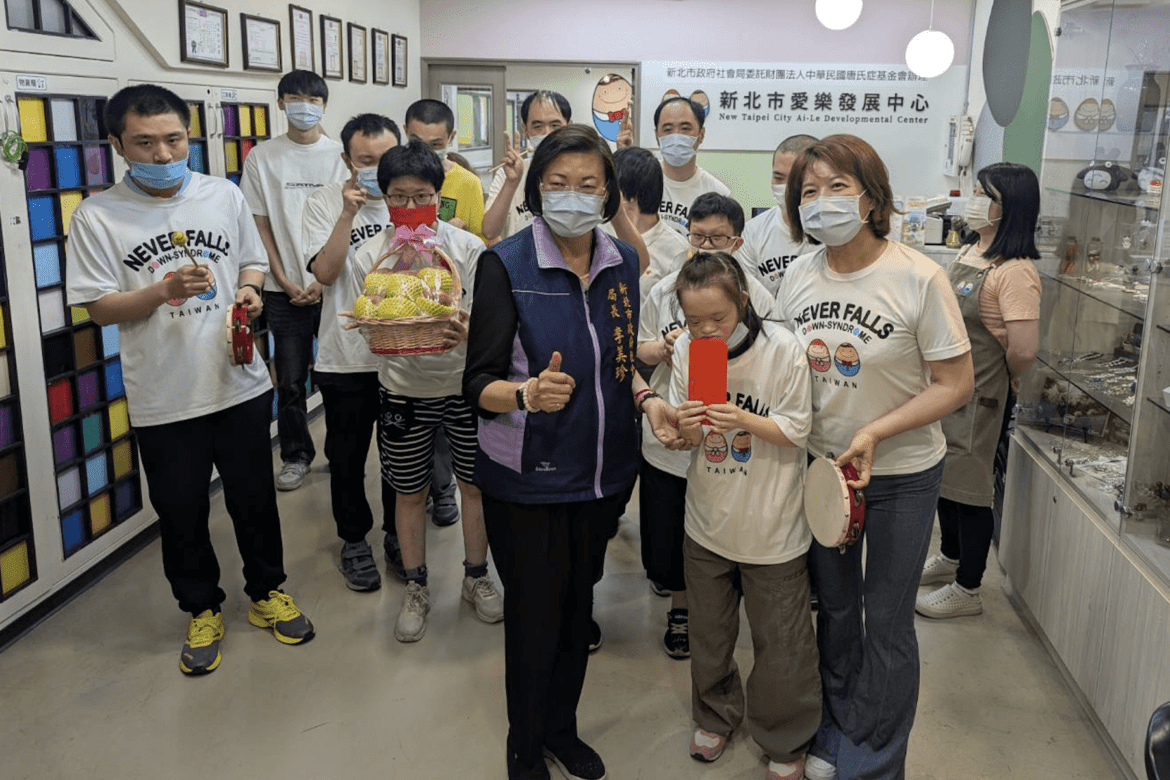 新北端午送暖!李美珍慰訪五大社福機構     代表市長致贈加菜金及蘋果