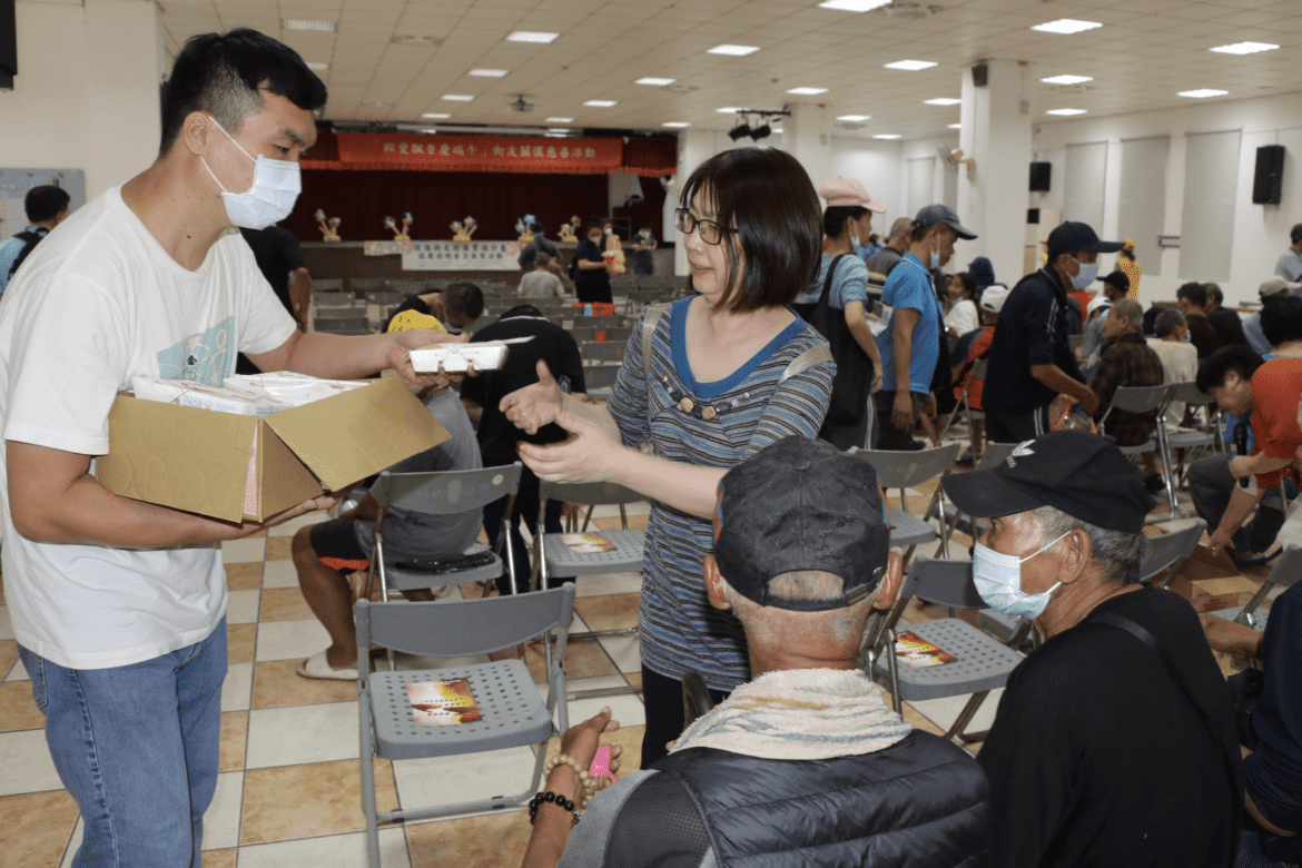 新北粽愛相連暖街友     善悅關懷協會結合多方資源     送物資、紅包、義剪服務
