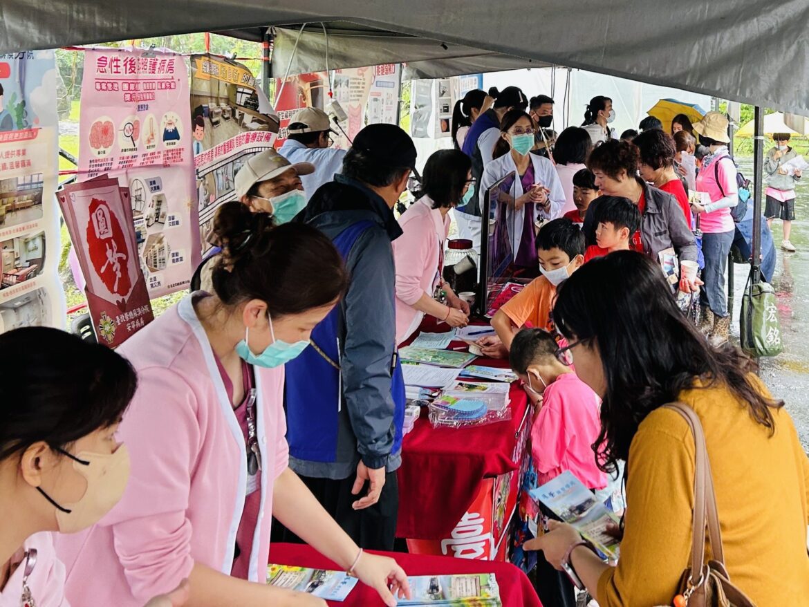北榮蘇澳分院舉辦醫療長照成果展  民眾熱情參與並提前歡度母親節