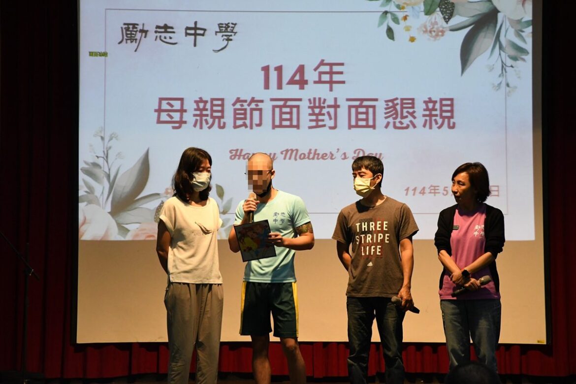 勵志中學辦理母親節感恩懇親  花語謝親恩 催淚展親情