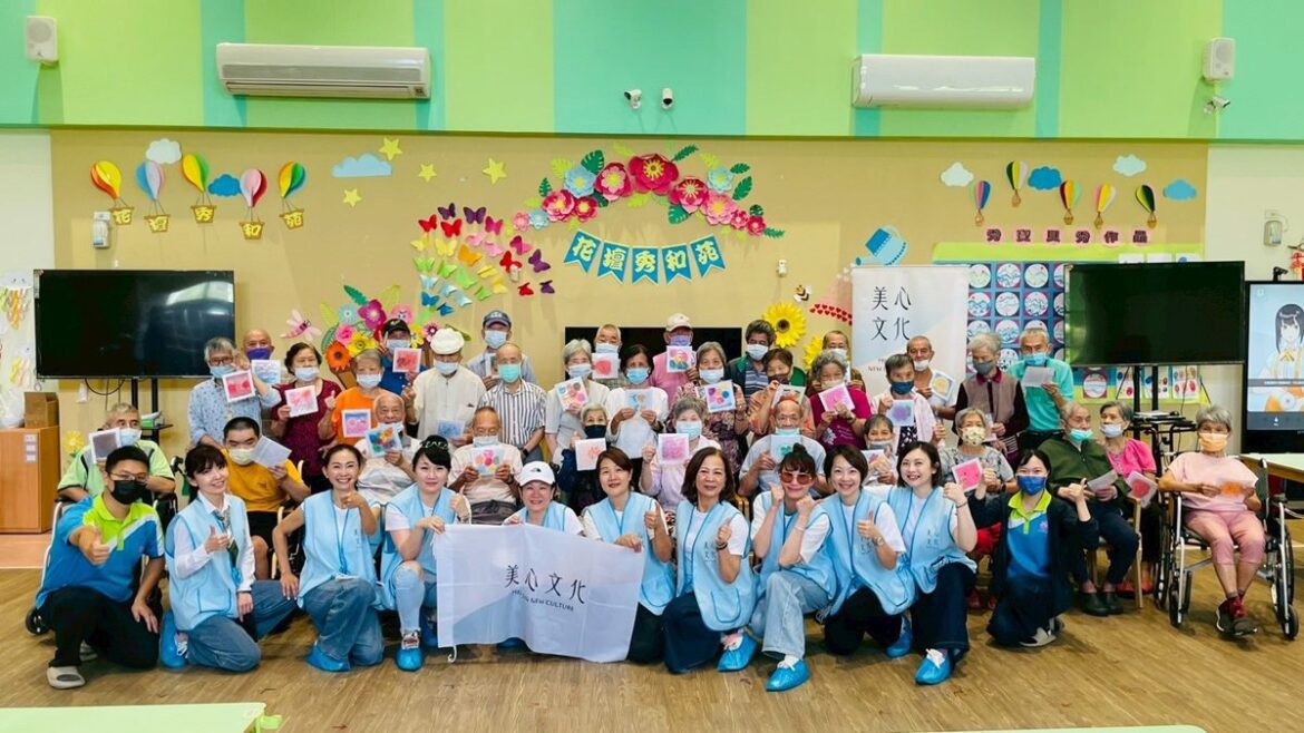 花壇日照長輩粉彩畫創作  現場畫筆飛舞、多采多姿