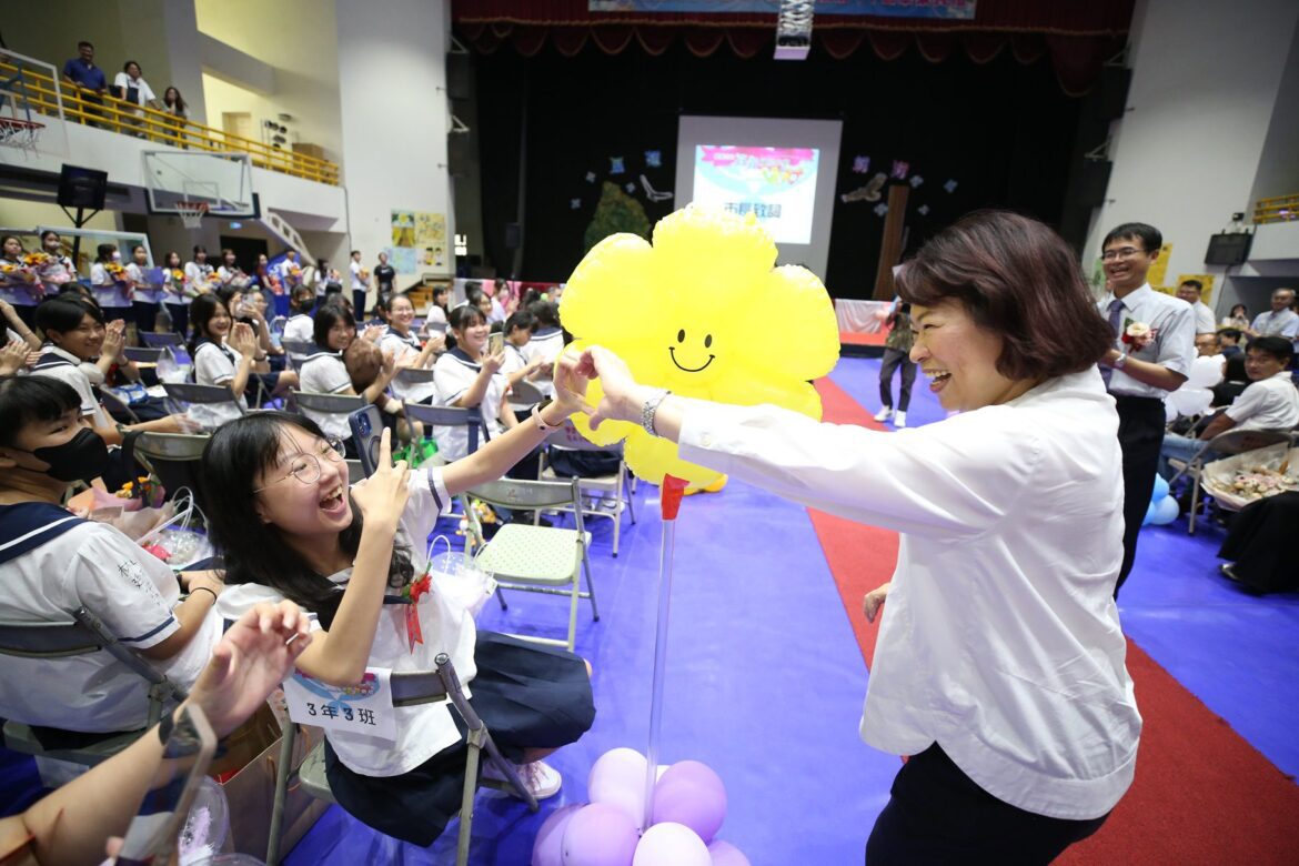 嘉義市各國中畢業典禮溫馨登場　黃敏惠為畢業生送上祝福