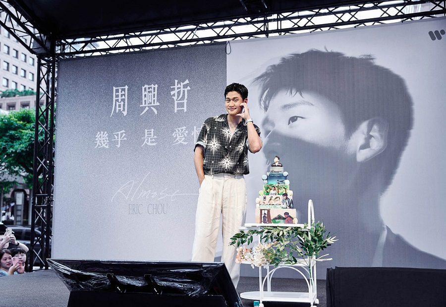 周興哲臺北簽唱人潮炸裂  巨型蛋糕提前慶生超感人
