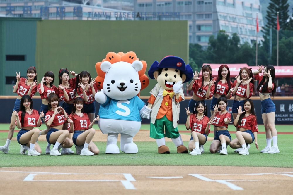 乖乖巨型扭蛋機助陣味全龍「甜點派對女孩日」球場變身夢幻打卡勝地