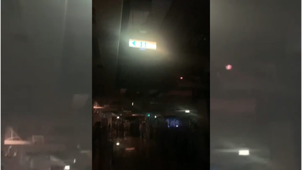 影音/宜蘭新月廣場驚傳停電　民眾摸黑吃飯逛街