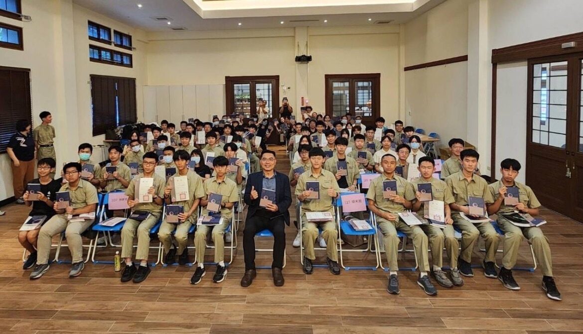南一文粹新書發表 南一中校友恒耀企業吳榮彬董事長頒給每位入選同學獎學金