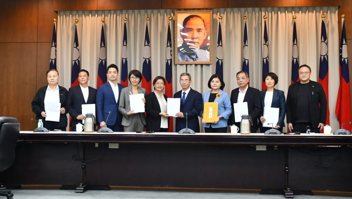 行政院刪減彰化縣一般性補助款   王惠美不滿赴行政院遞交訴願書