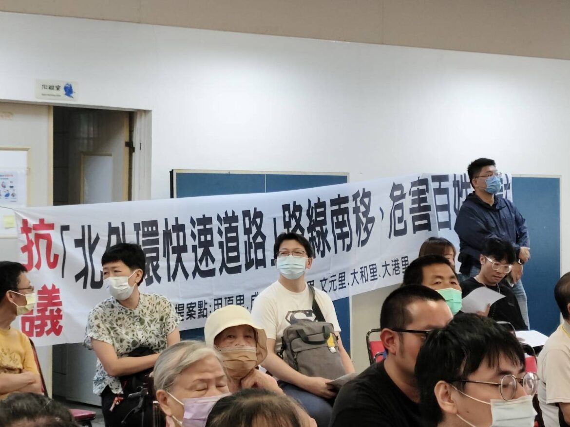 反北外環南移自救會批南市府辦理公聽會的公文掛在路口的路燈桿