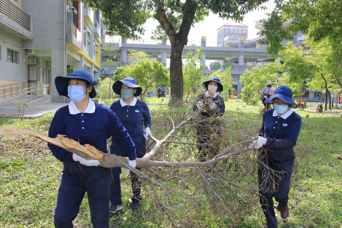 丹娜絲風災重創嘉義校園  彰化慈濟志工跨區清掃協助災後復原