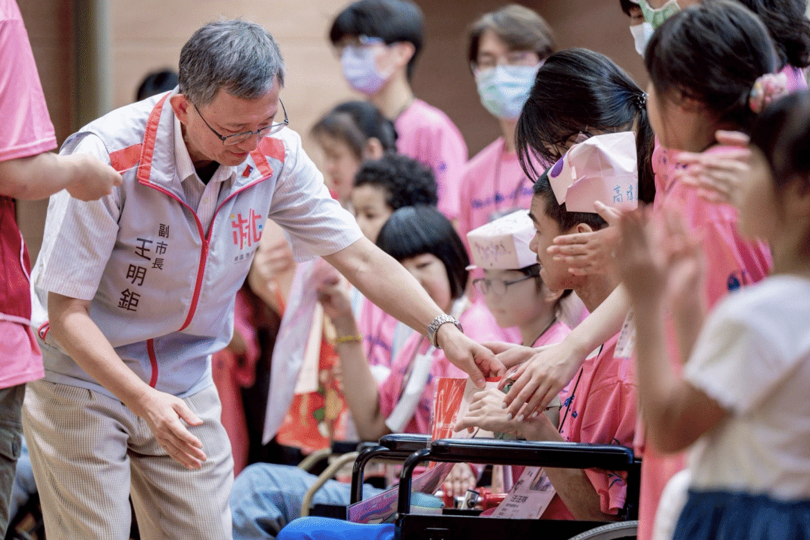 醫教聯手     桃園市府將強化特教支持     王明鉅讚長庚長期陪伴「嘻皮天使」