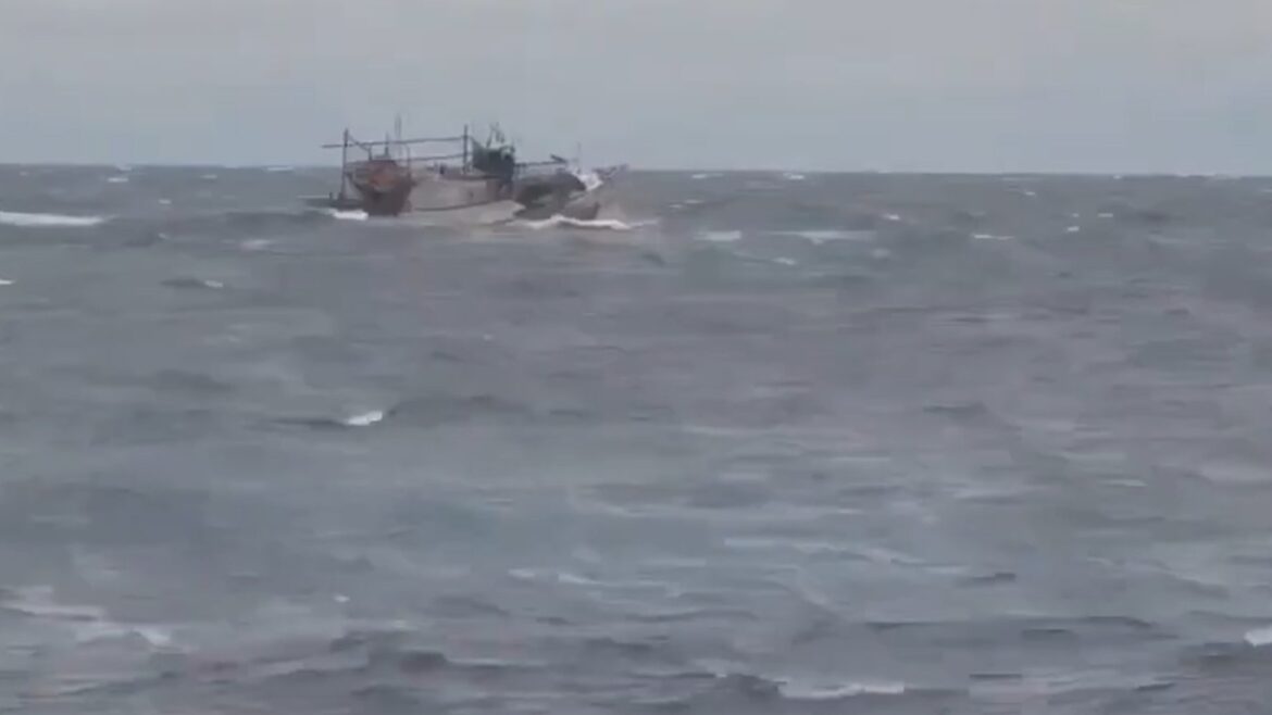 影音/颱風天蘇澳外海作業漁船失去動力 海巡艦艇頂著風浪戒護返港