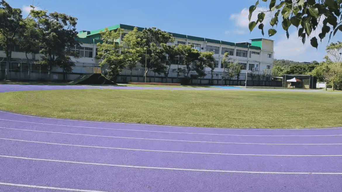 大庄國小操場整建完工  浪漫淡紫色跑道現身