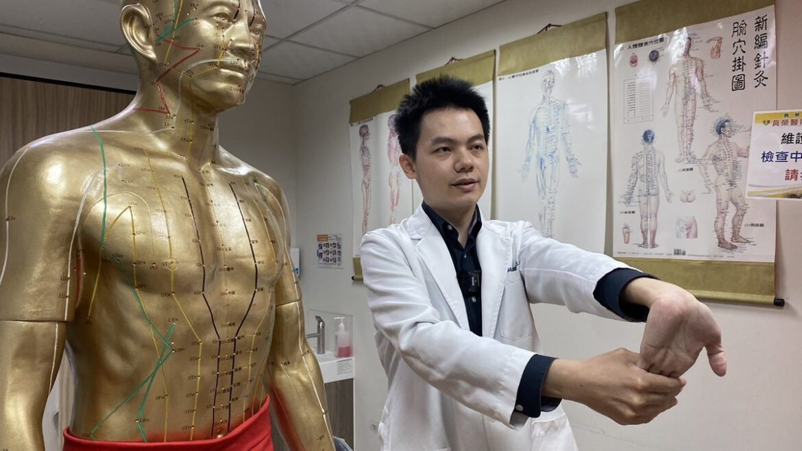 上班族常年打電腦罹患腕隧道症候群  求診員榮中醫部針炙治療一個月痊癒