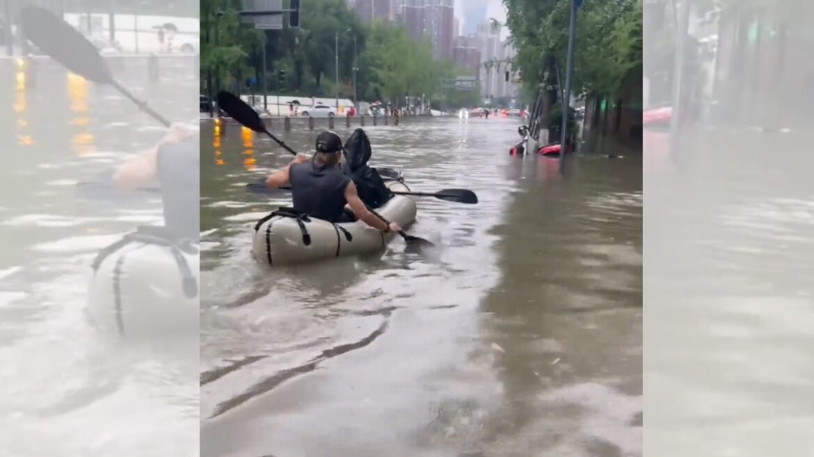 影音/成都、重慶暴雨大淹水 民眾大馬路上划獨木舟