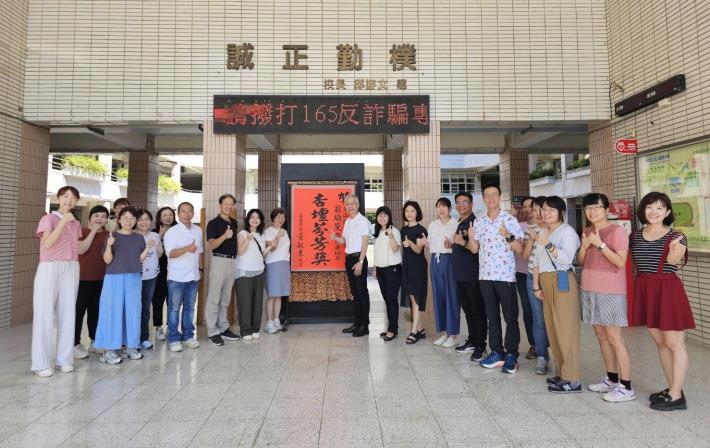 嘉義市雙師榮獲杏壇獎  學生跨海返校謝師恩