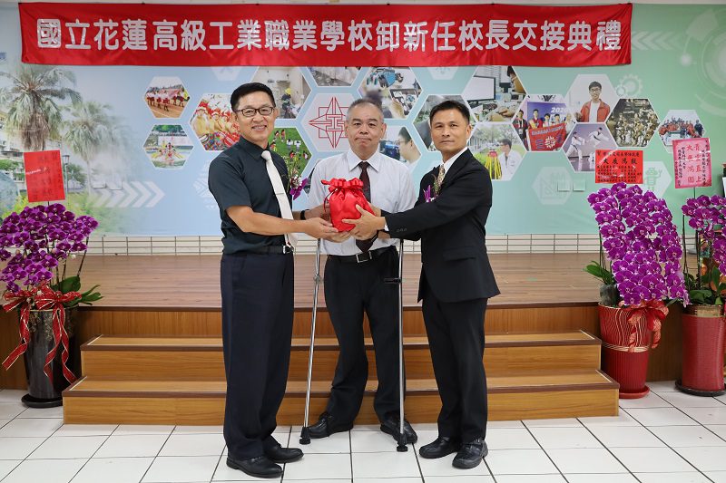 花蓮高工新卸任校長交接  黃鴻穎榮退曾銘文接棒 